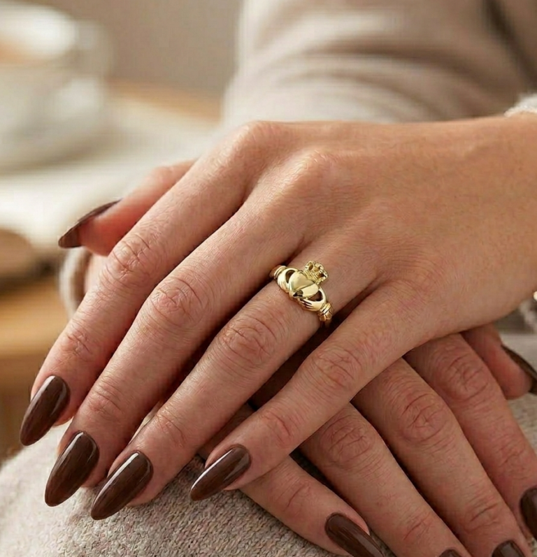 9ct Yellow Gold Claddagh Bead Detailed Crown Ring